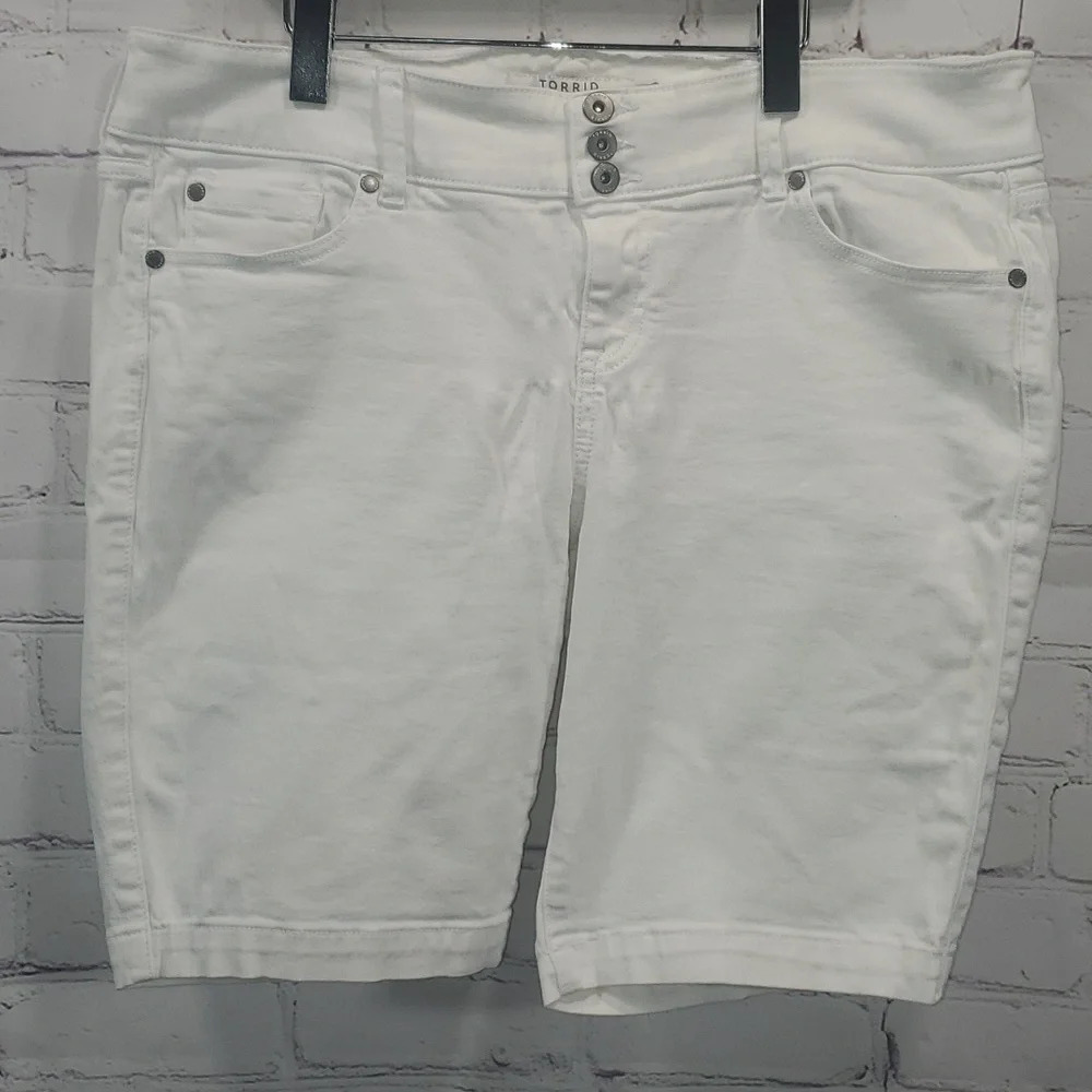 Torrid White Non-Distressed Jean Shorts‎ Size 16